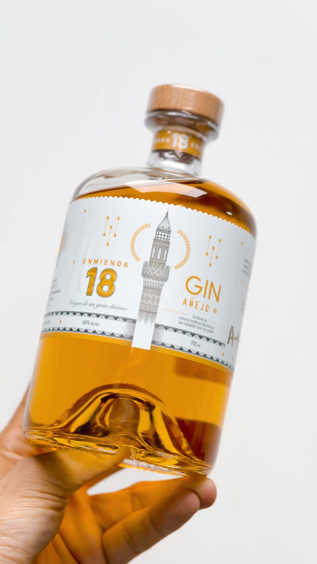 Botella de ginebra Armenia 18 sostenida en mano