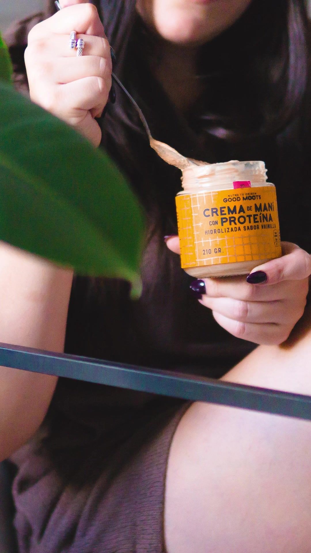 Crema de maní Good Moots con cuchara