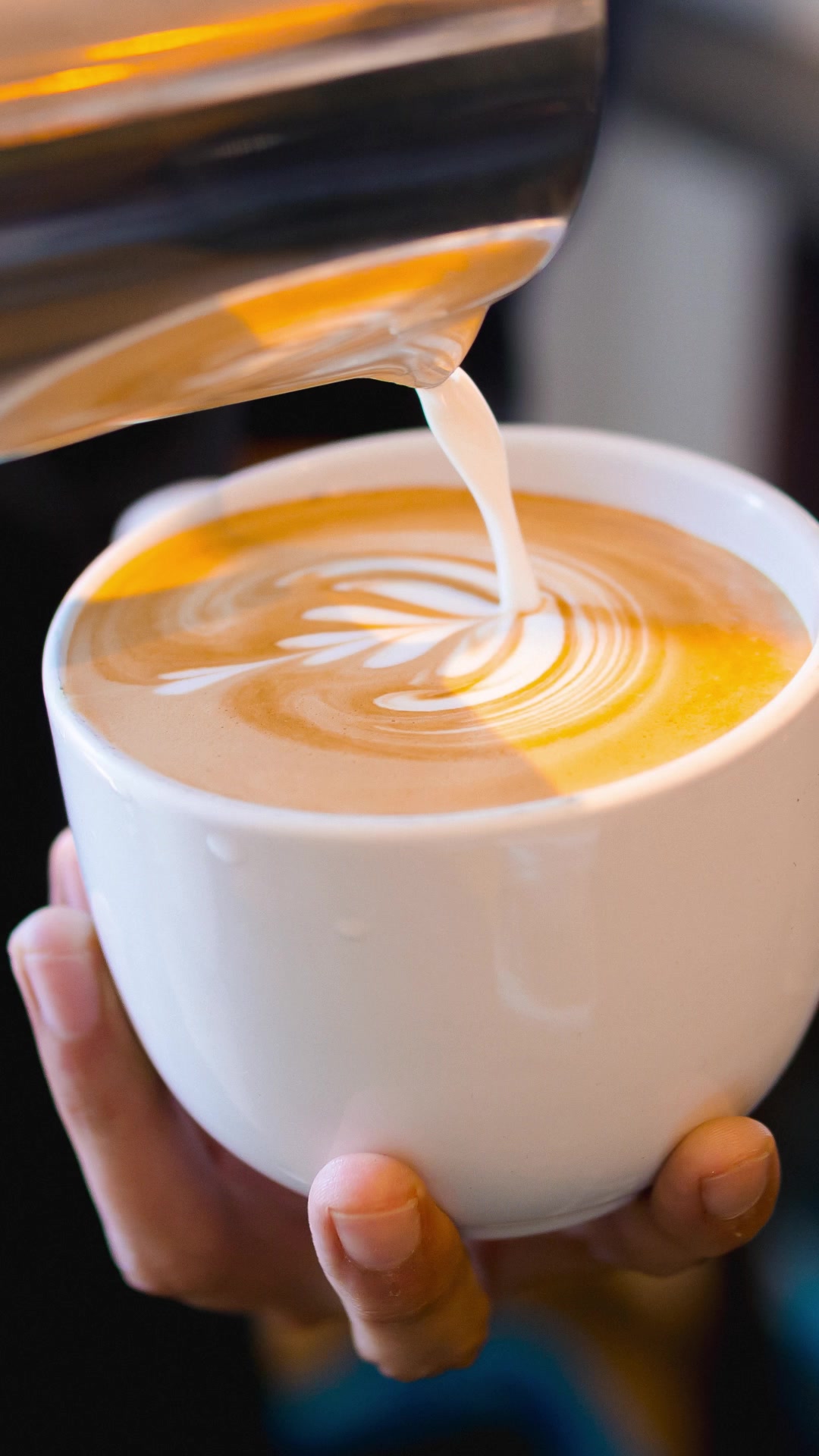 Latte art servido en una taza blanca