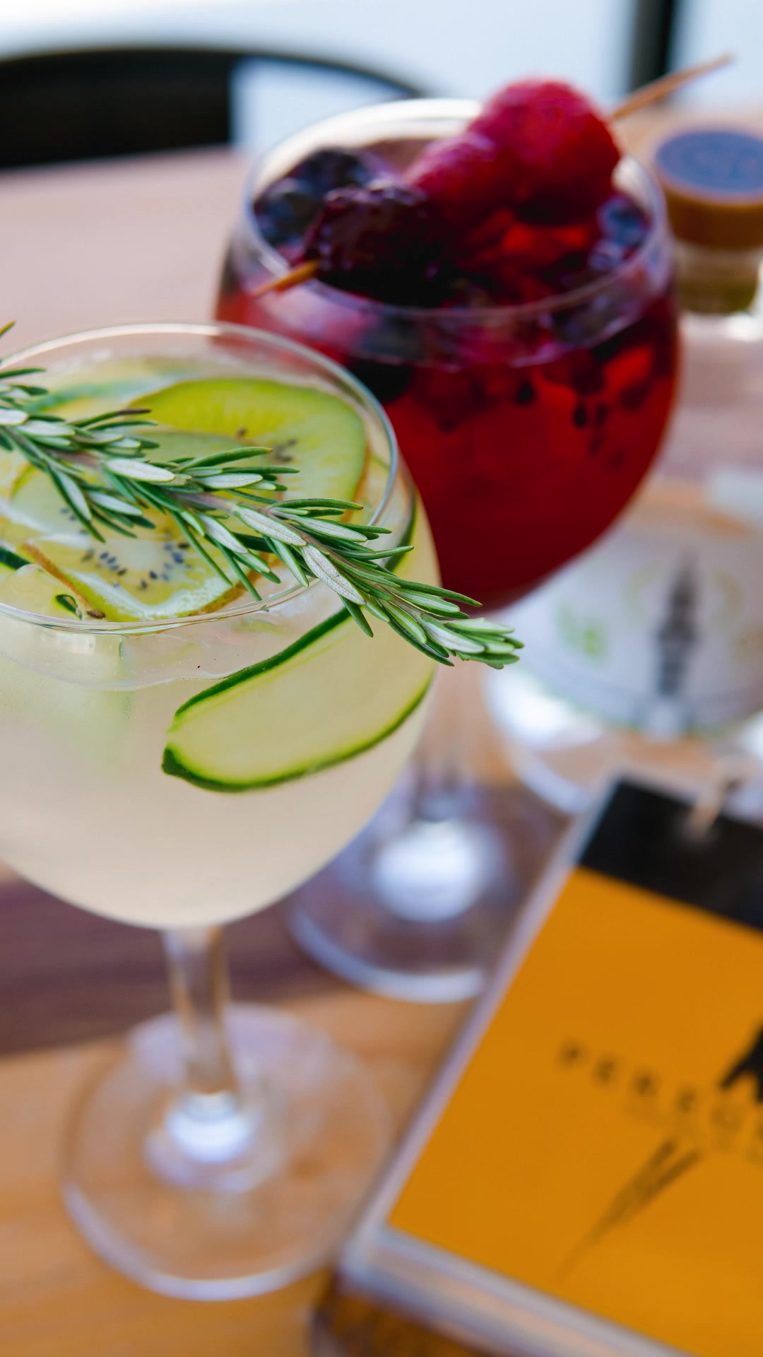 Cocteles con romero y frutos rojos